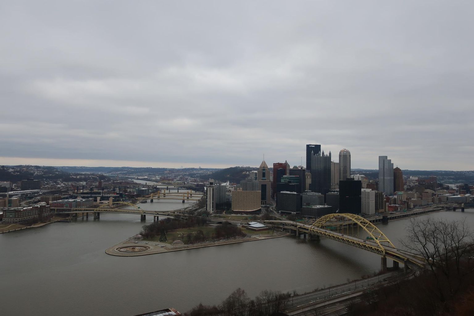 Vaade Mt. Washingtonilt Pittsburghi kesklinnale ja kahe jõe kohtumiskohale. Kuigi pindalalt väike, on Pittsburghil suurlinlik siluett.