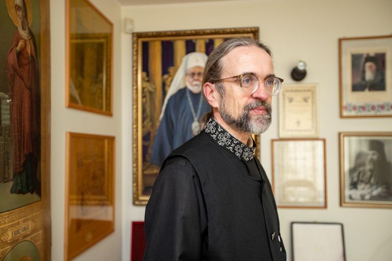 По мнению протоиерея Эстонской апостольской православной церкви Маттиаса Палли, церкви должны сами урегулировать спор между собой, вмешательство государства может еще больше осложнить ситуацию.
