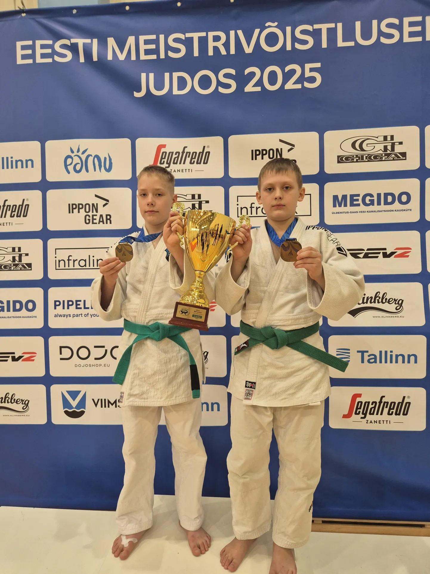 Gregor Mändla (paremal) ja Magnus Dreifeldt demonstreerivad karikat, mille nad oma meistritiitlitega aitasid koduklubil võita.