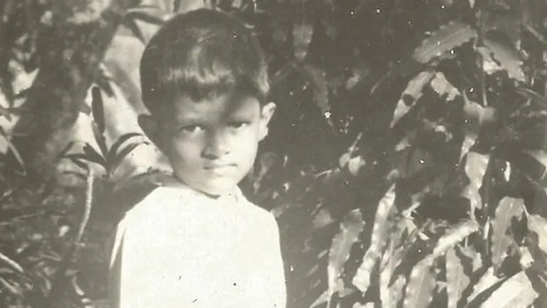 Черно-белая фотография мальчика.