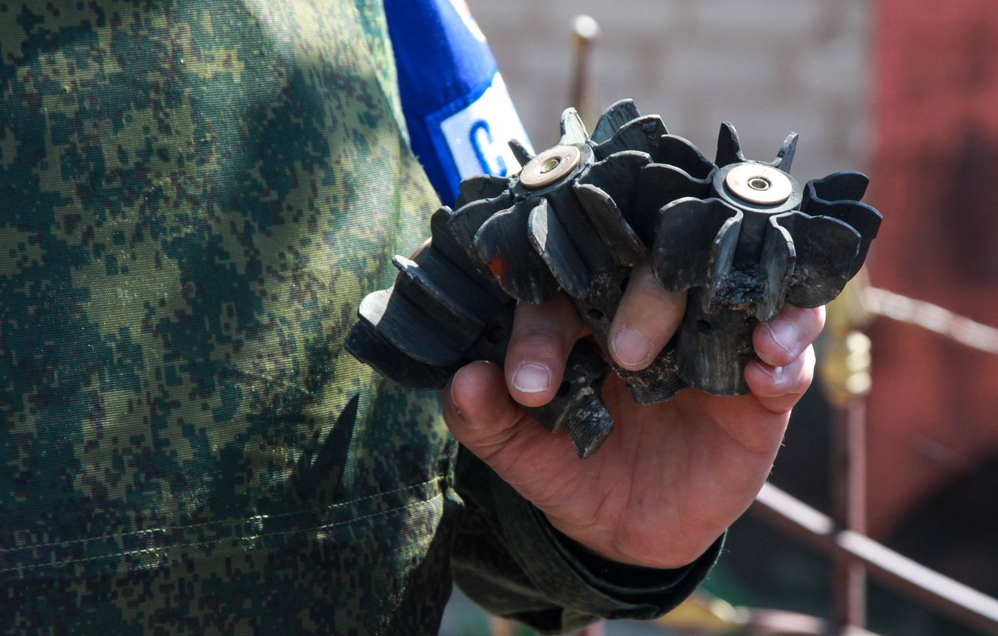 Luganski nn separatistid süüdistavad valitsusvägesid miinipildujate ja granaadiheitjate kasutamises. Pildil Donetskis 2019. aastal plahvatanud mürsud.