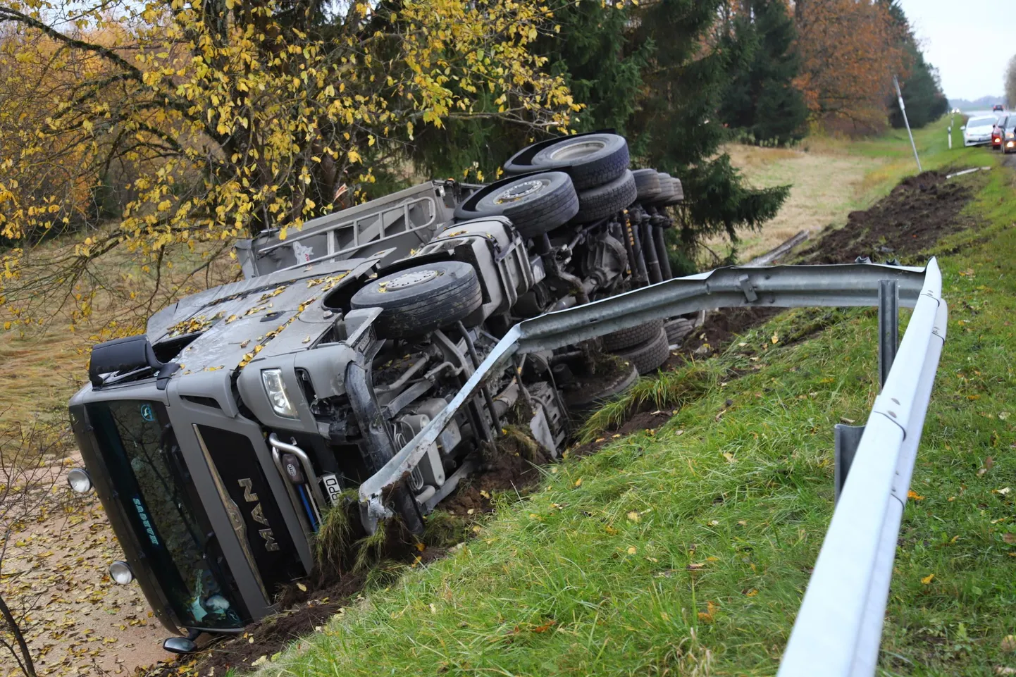 Viljandi vallas Tobraselja külas sõitis viljaveok teelt välja.