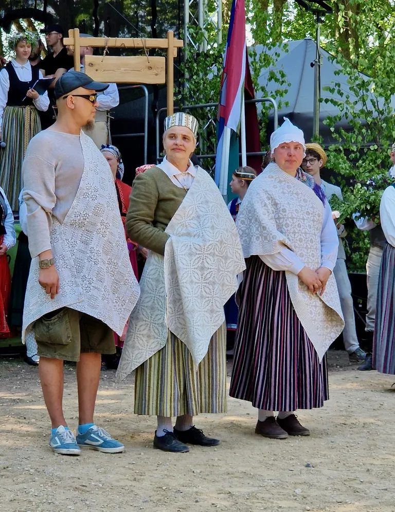 Festivāla "Pulkā eimu, pulkā teku" pašreizējā vadība – Māra Mellēna, Dina Liepa un Reinis Druvietis svētku noslēgumā tika apdvieļoti ar goda dvieļiem.