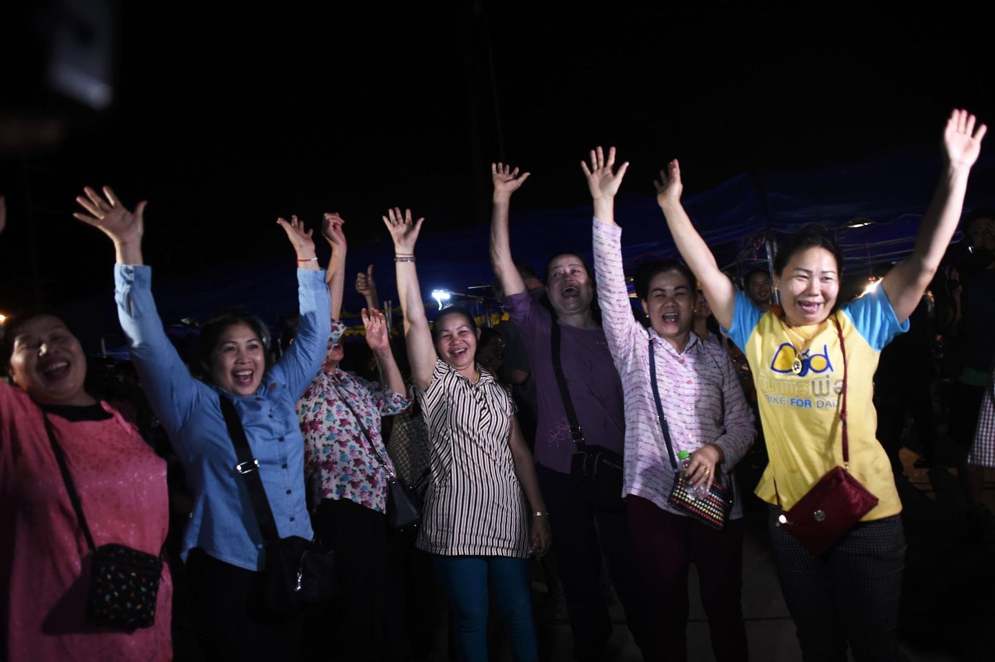 Kohalikud väljendasid rõõmu poiste pääsemise üle eile õhtul Chiang Rai linna tänavatel.