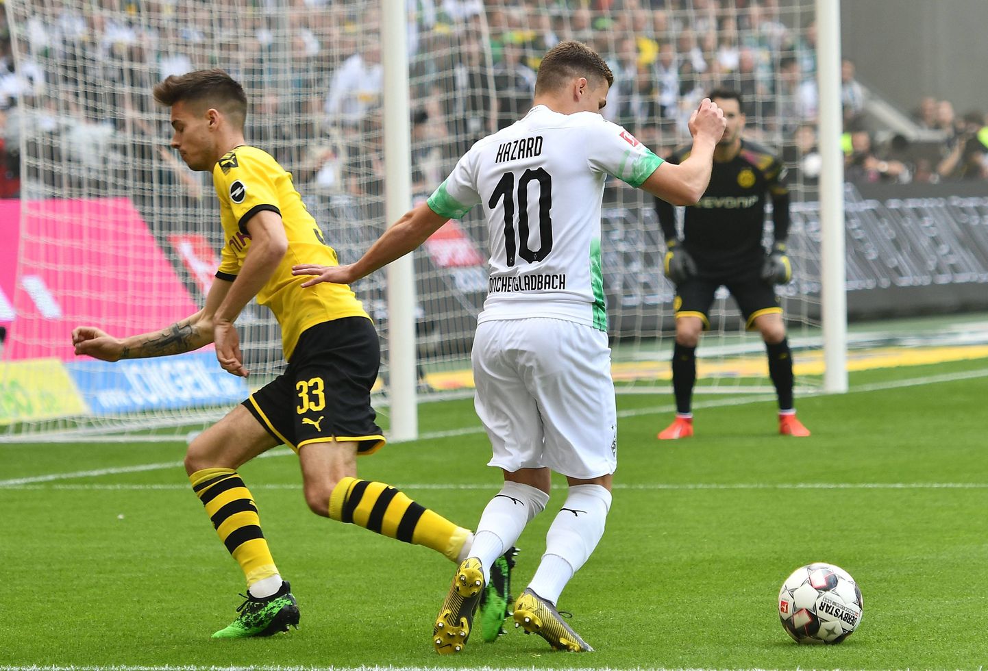 Thorgan Hazard (vasakul) vahetas Mönchengladbachi särgi Dortmundi vastu.