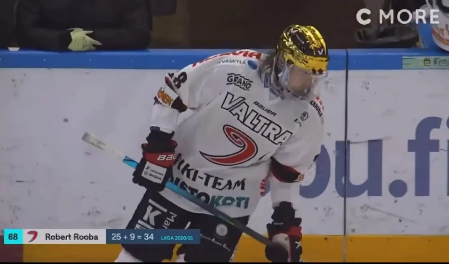 Eesti jäähokimängija Robert Rooba lööb Soomes laineid.