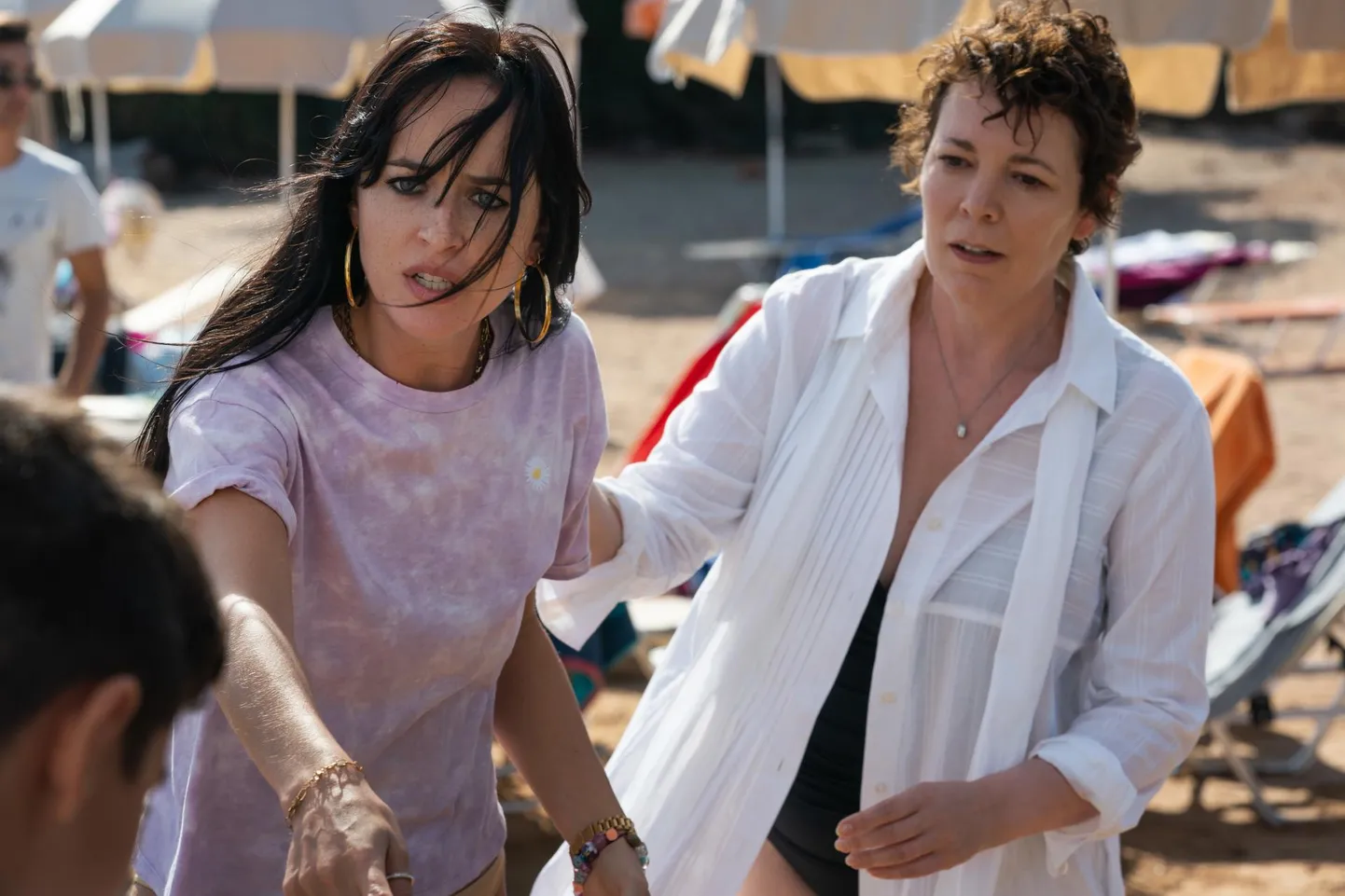 Dakota Johnson ja Olivia Colman filmis «The Lost Daughter».