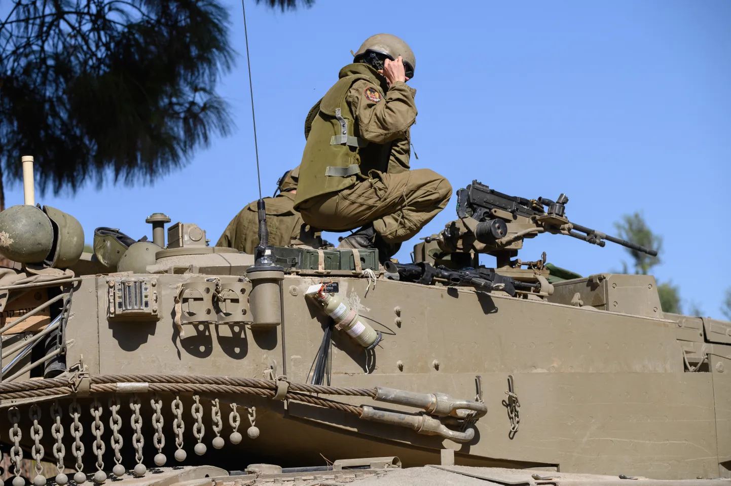 Iisraeli sõdurid Merkava tankiga Liibanoni piiri ääres.