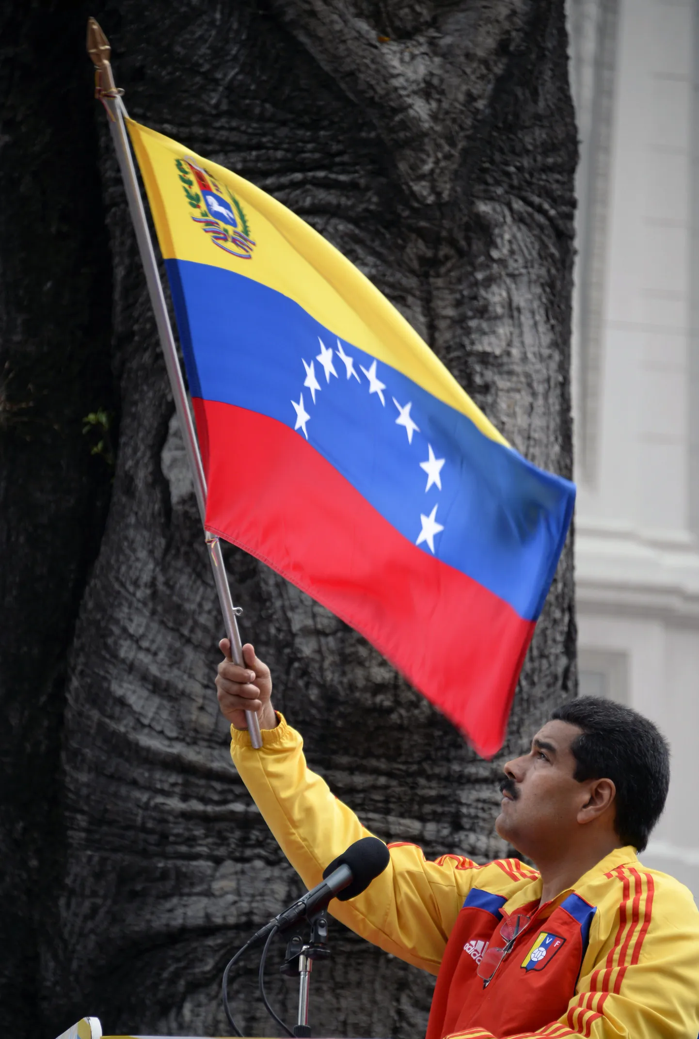 Venezuela president Nicolas Maduro lehvitab riigilipuga pealinnas Caracases.