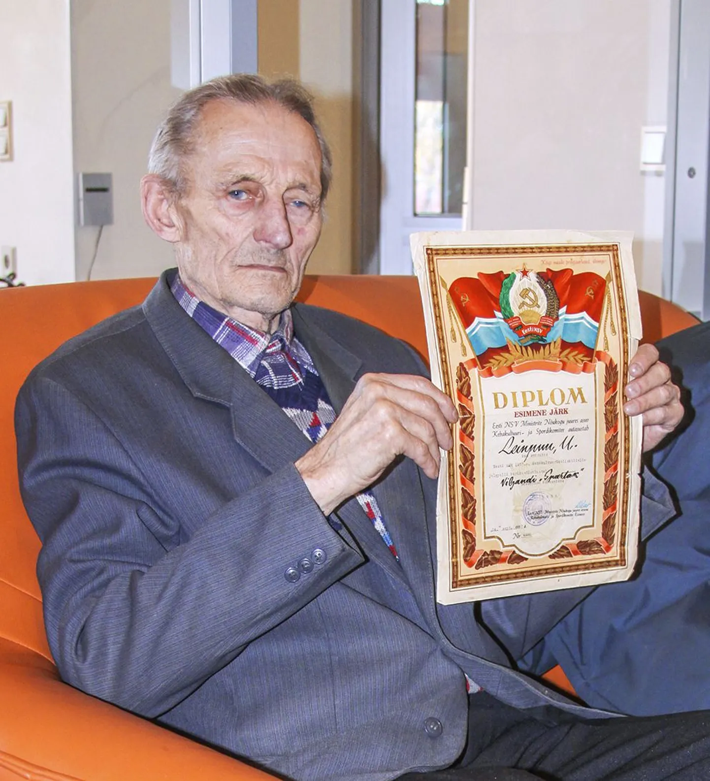 Spartaki tollase koosseisu ainuke seni elus olev liige Udo Leinpuu näitab 1957. aastal teenitud karikavõitjadiplomit. Tema lõi Viljandi Spartaki meeskonna võiduga lõppenud kohtumises kaks väravat. Pilt on tehtud tänavu kevadel.