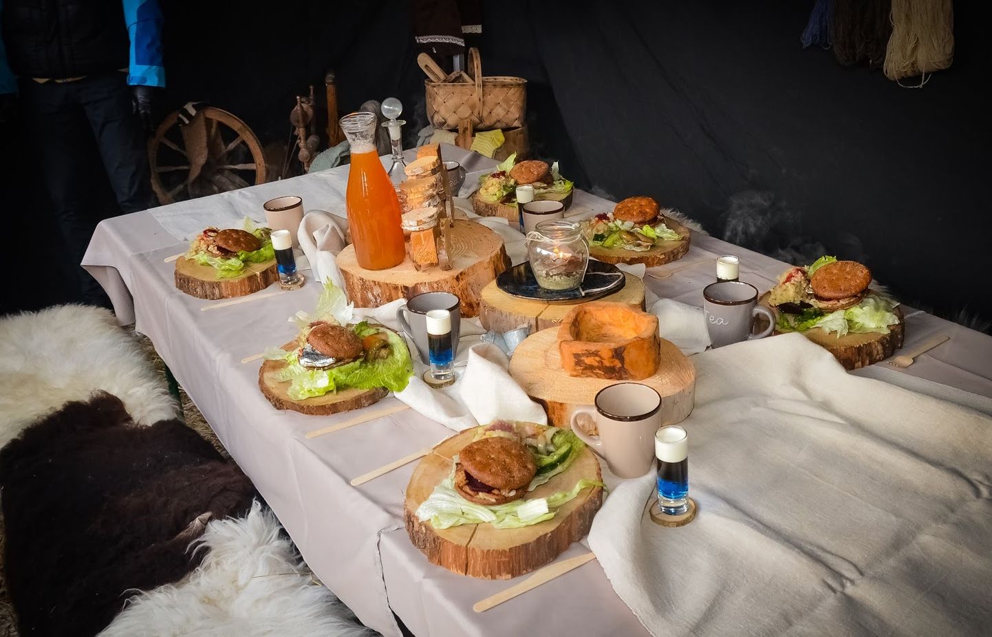 Fantaasiavoorus pakkusid pärnakad tervitusnapsiks rahvuslikes värvides minikokteili ja söögiks burgerit Eesti moodi.