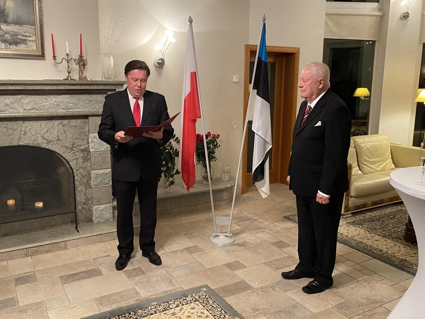Meenutuse autori Raimo Pullati 85. juubeli tähistamine Poola suursaatkonna residentsis. Aprill 2020. Suursaadik Grzegorz Kozłowski annab juubilarile üle Poola välisministeeriumi kõrgeima autasu Bene Merito.