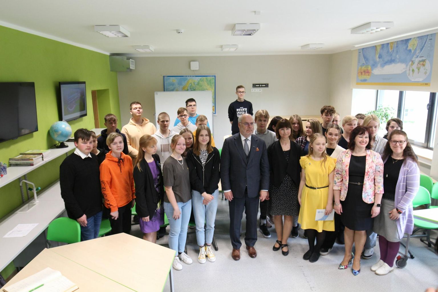 Kevadel külastas Väätsa kooli president Alar Karis. Kooliga käib tutvumas omajagu külalisi, kuid presidendi visiit oli eriline.