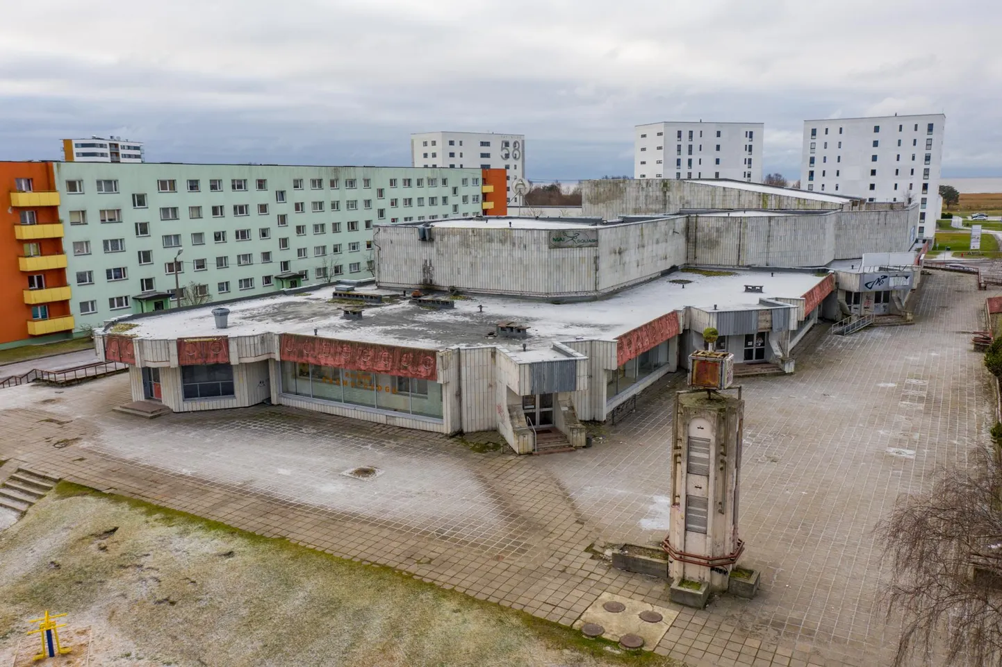 Pärnu Mai keskuses asuvas Ranna haruraamatukogus tekitas suitsema hakanud elektripirn tulekahjuhäire.