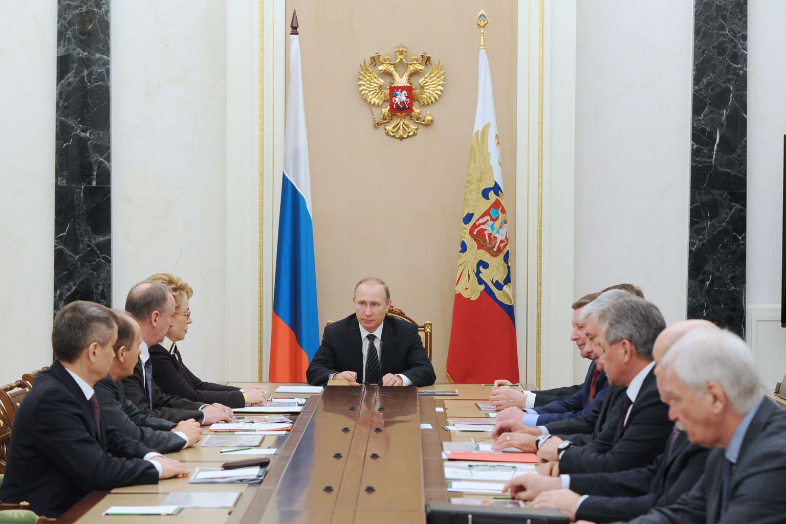 Vladimir Putin (keskel)