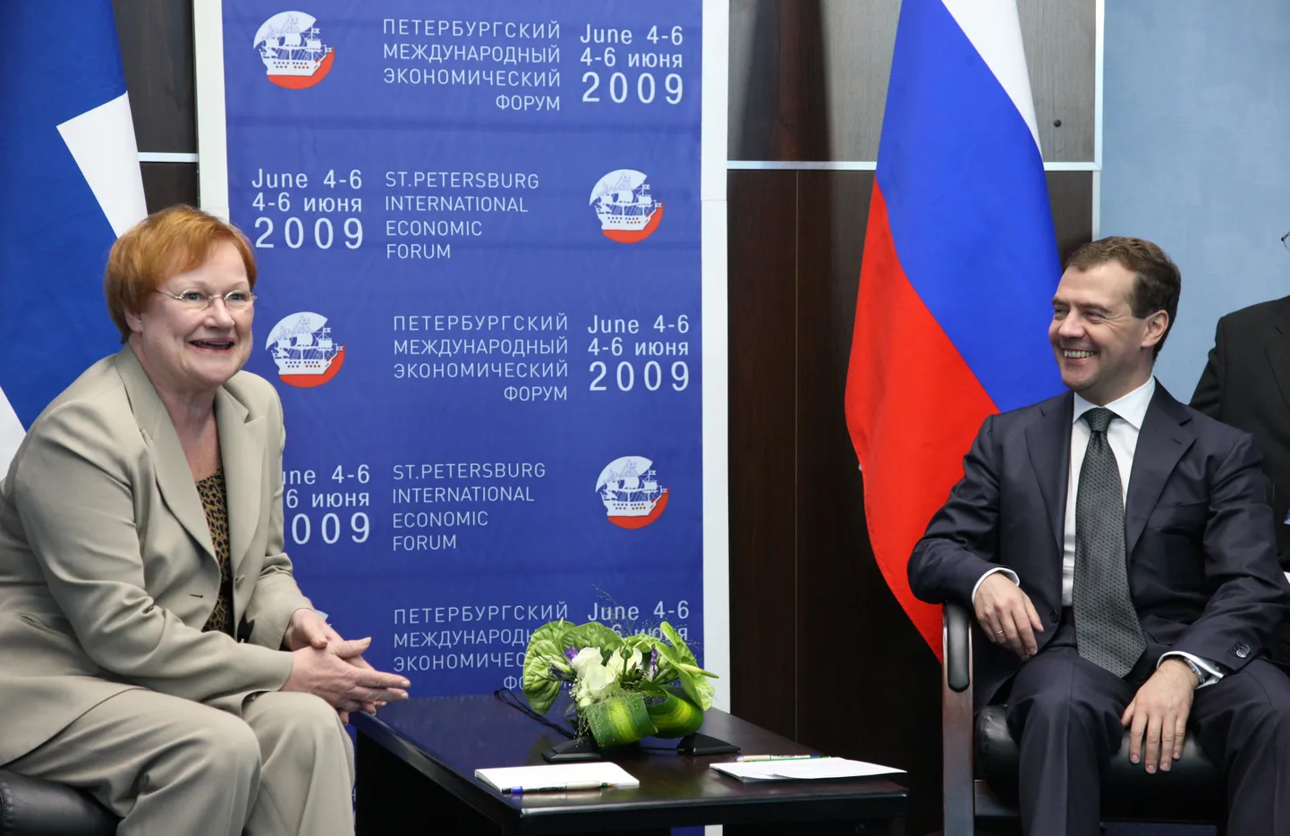 Tarja Halonen ja Dmitri Medvedev juunis Peterburis toimunud majandusfoorumil.