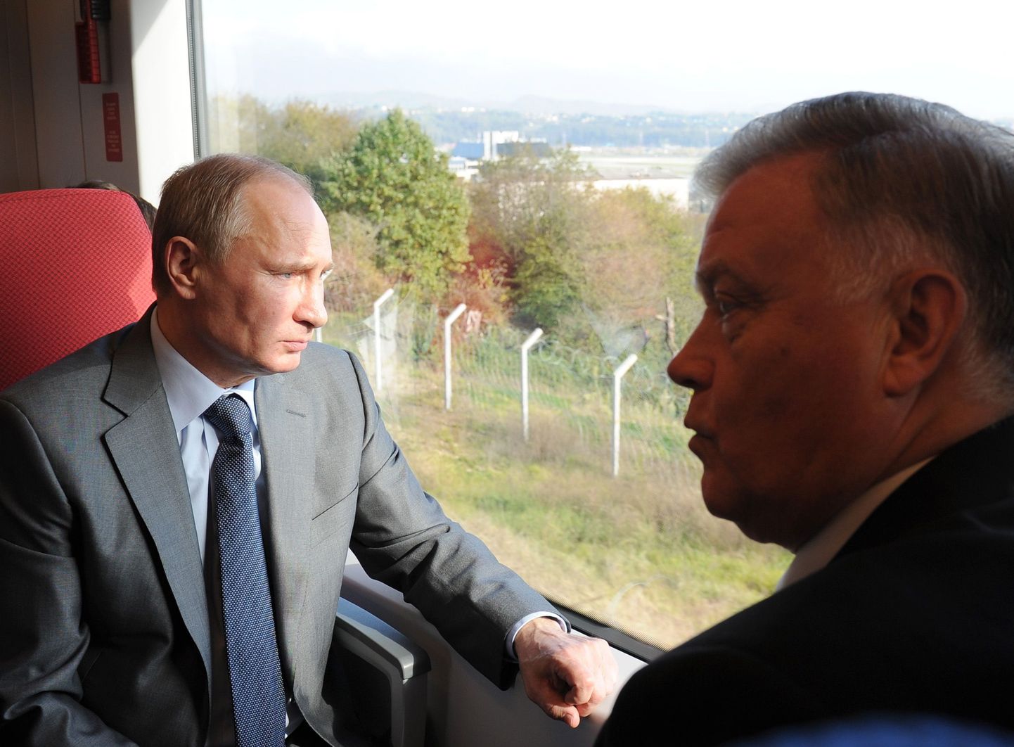 Vene president Vladimir Putin (vasakul) koos riigifirma Venemaa Raudteed peadirektor Vladimir Jakunin kiirrongis Lastotška (Pääsuke).