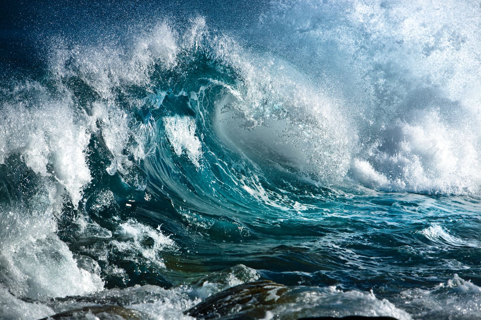 Võimas laine. Pilt on illustreeriv