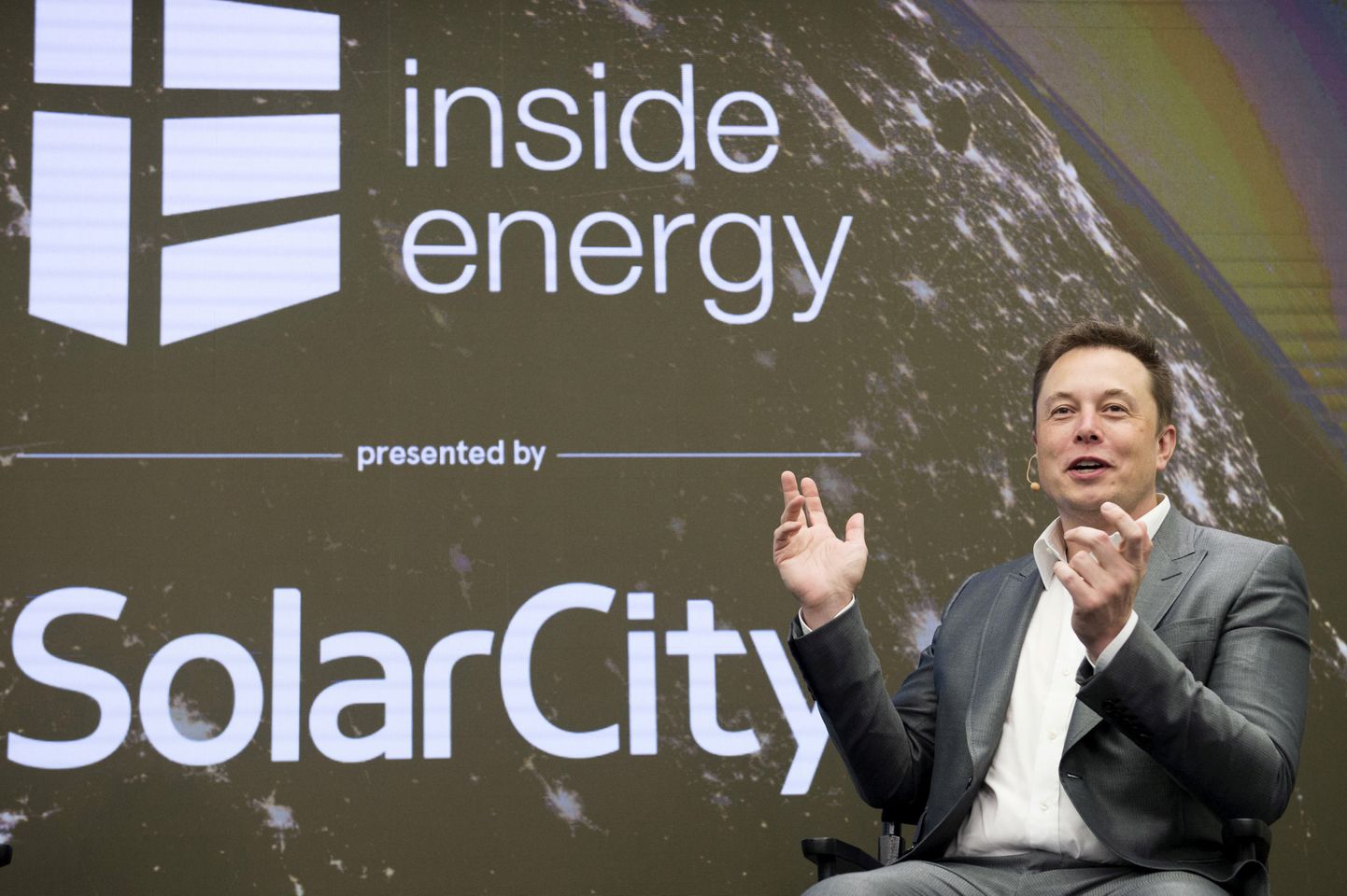 Elon Musk tutvustamas SolarCity't 2015. aastal.