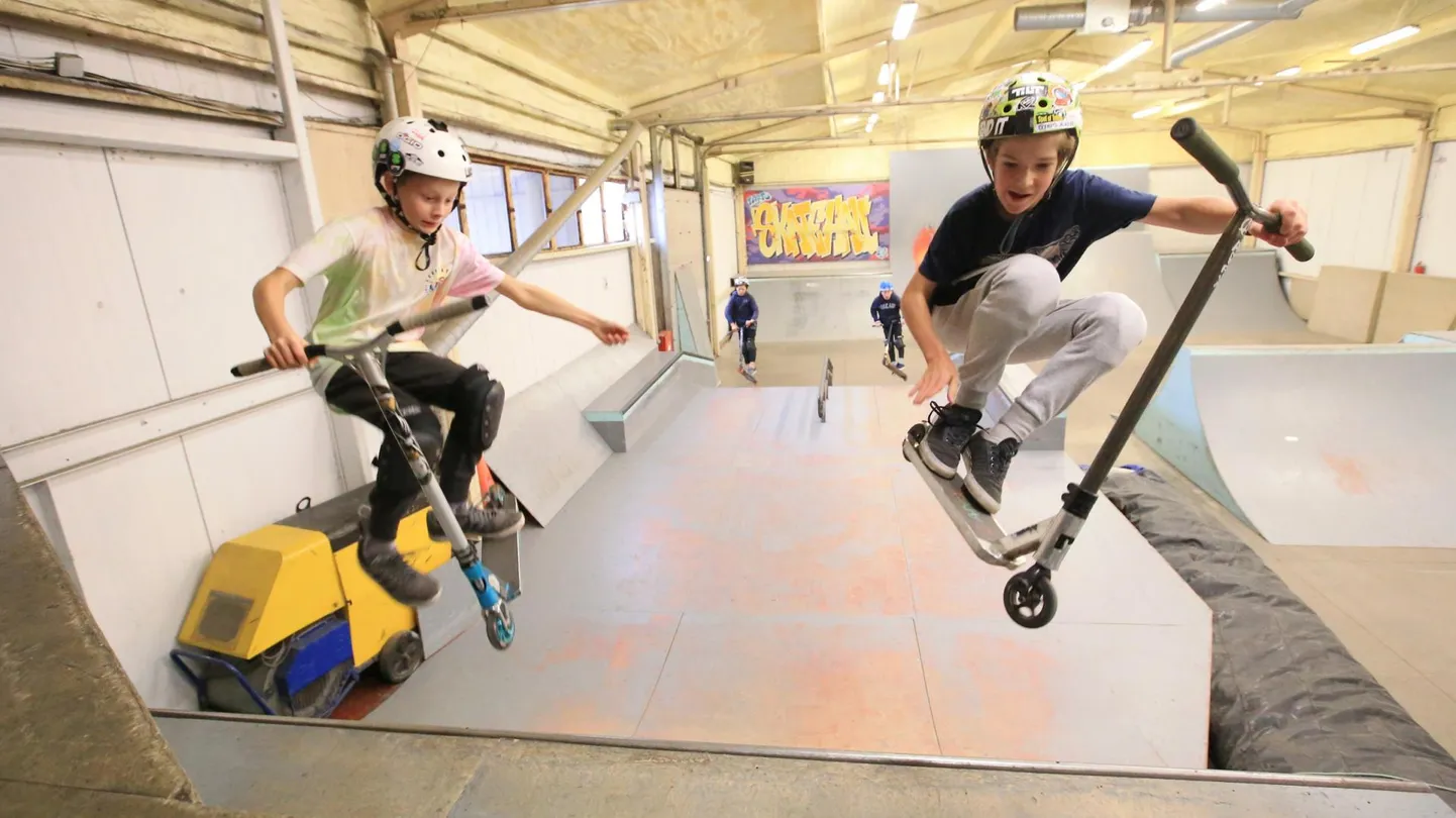 Tartu skate-hallis harjutavad teiste hulgas tõukeratturid Ott Normann (vasakul) ja Artur Ress, kellele maja sulgemine on kurb uudis.