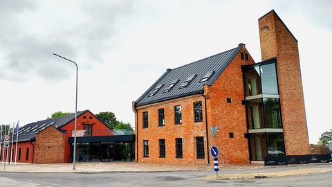 Alutaguse uus vallamaja pääses aia tagant välja