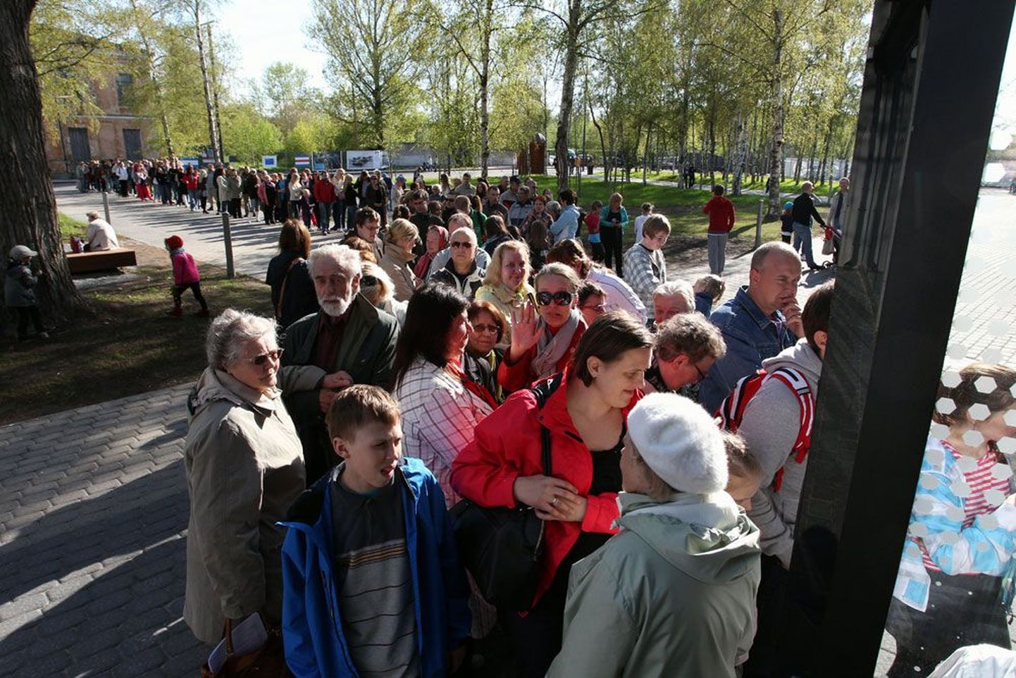 Nädal tagasi uudistajatele avatud Tallinna Lennusadama vesilennukite angaaride värava taga moodustus huvilistest pikk saba, korraga lasti sisse kuni 300 inimest.