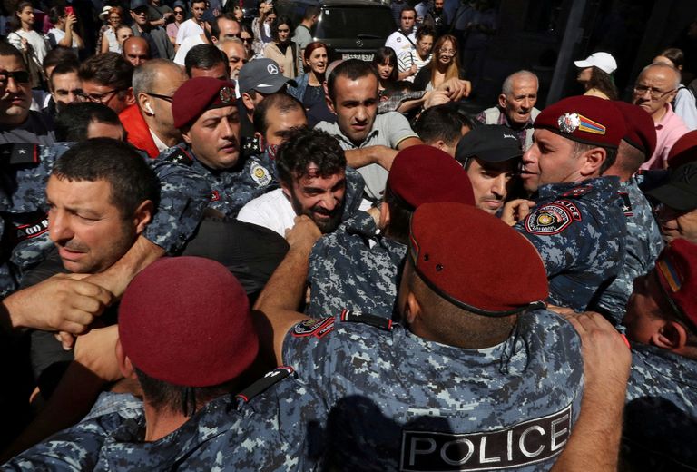 Демонстранты в Ереване требуют отставки премьер-министра Никола Пашиняна за его бездействие по вопросу о Нагорном Карабахе, 22 сентября 2023. 