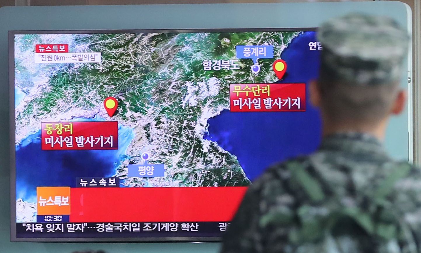 Lõuna-Korea sõdur vaatab uudiseid põhjanaabri võimaliku tuumakatsetuse kohta.