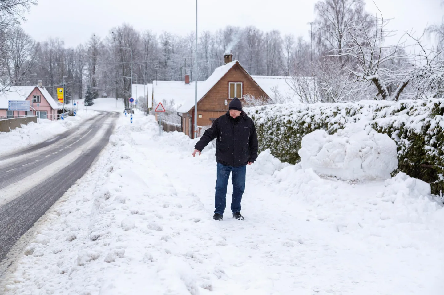 Antsla valla majandusnõunik Rain Ruusa näitab talvist murekohta, kus linna läbiva riigitee lumi lükatakse kõnniteedele ja kõnnitee puhastamise käigus vajub lumi omakorda sõidutee äärde.