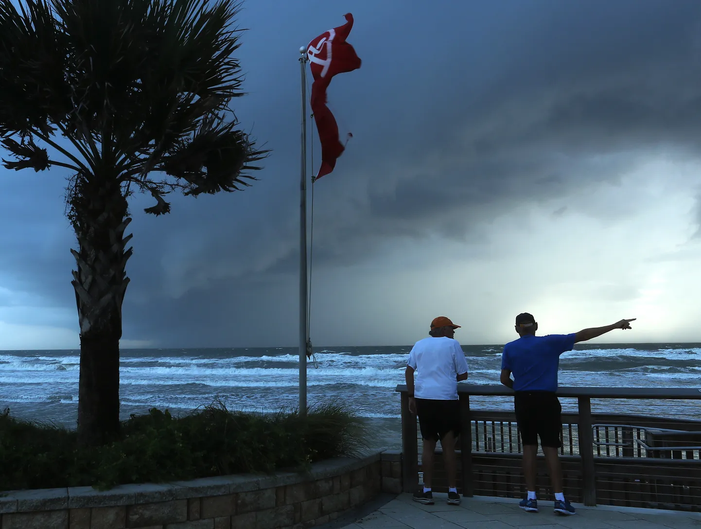 Tugevad tuuled on jõudnud Florida rannikule.