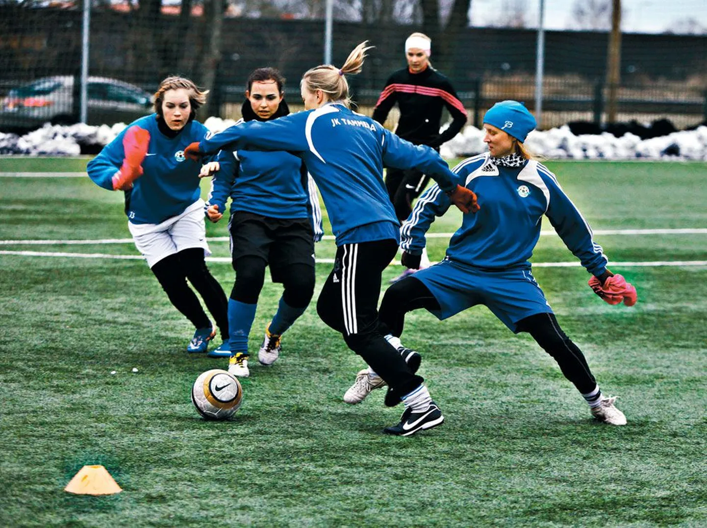 Tammeka jalgpallurid Kristel Zimmer (vasakult), Tiina Tasa, Liis Ott (seljaga), Maria Sootak ja Eneli Õigus (tagaplaanil) teisipäeval Tamme staadionil trenni tegemas.
