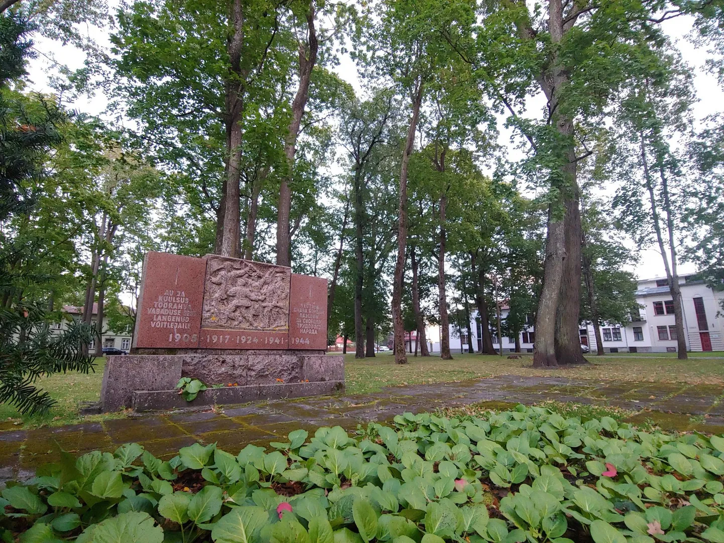 Pärnu Vanapargis asuv terroriohvrite ühishaud tunnistati mälestiseks 1997. aastal kultuuriministri määrusega.