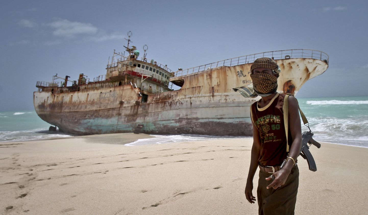 Somaalia piraat poseerimas kaldaleuhutud Taiwani kalaaluse ees. Pilt on illustreeriv.