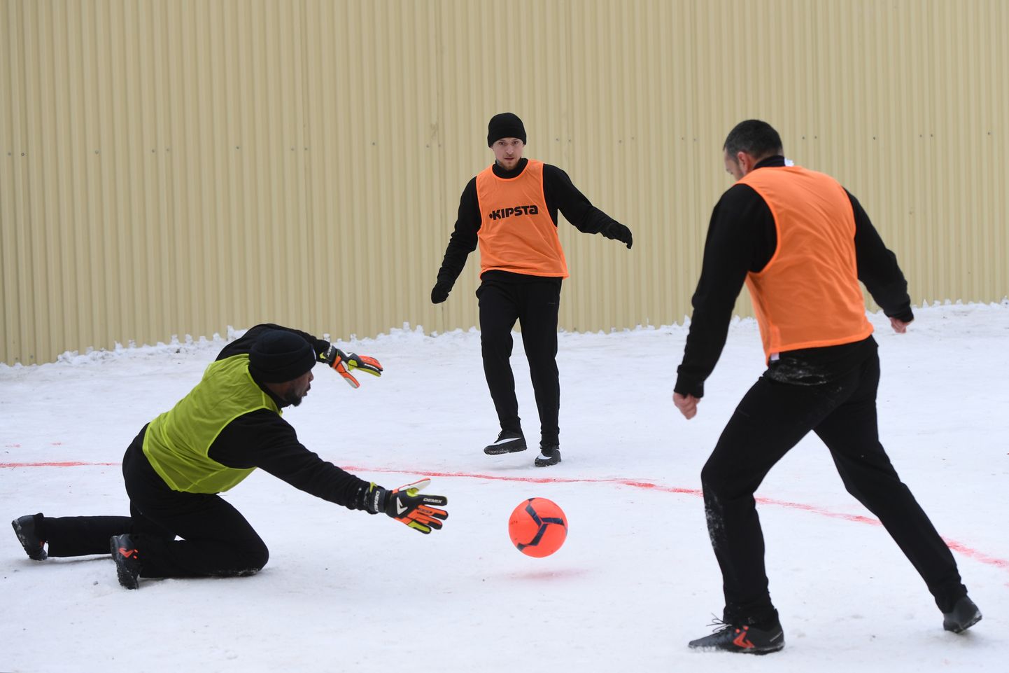 Pavel Mamajev (keskel) mängis talvel vanglas ka jalgpalli.