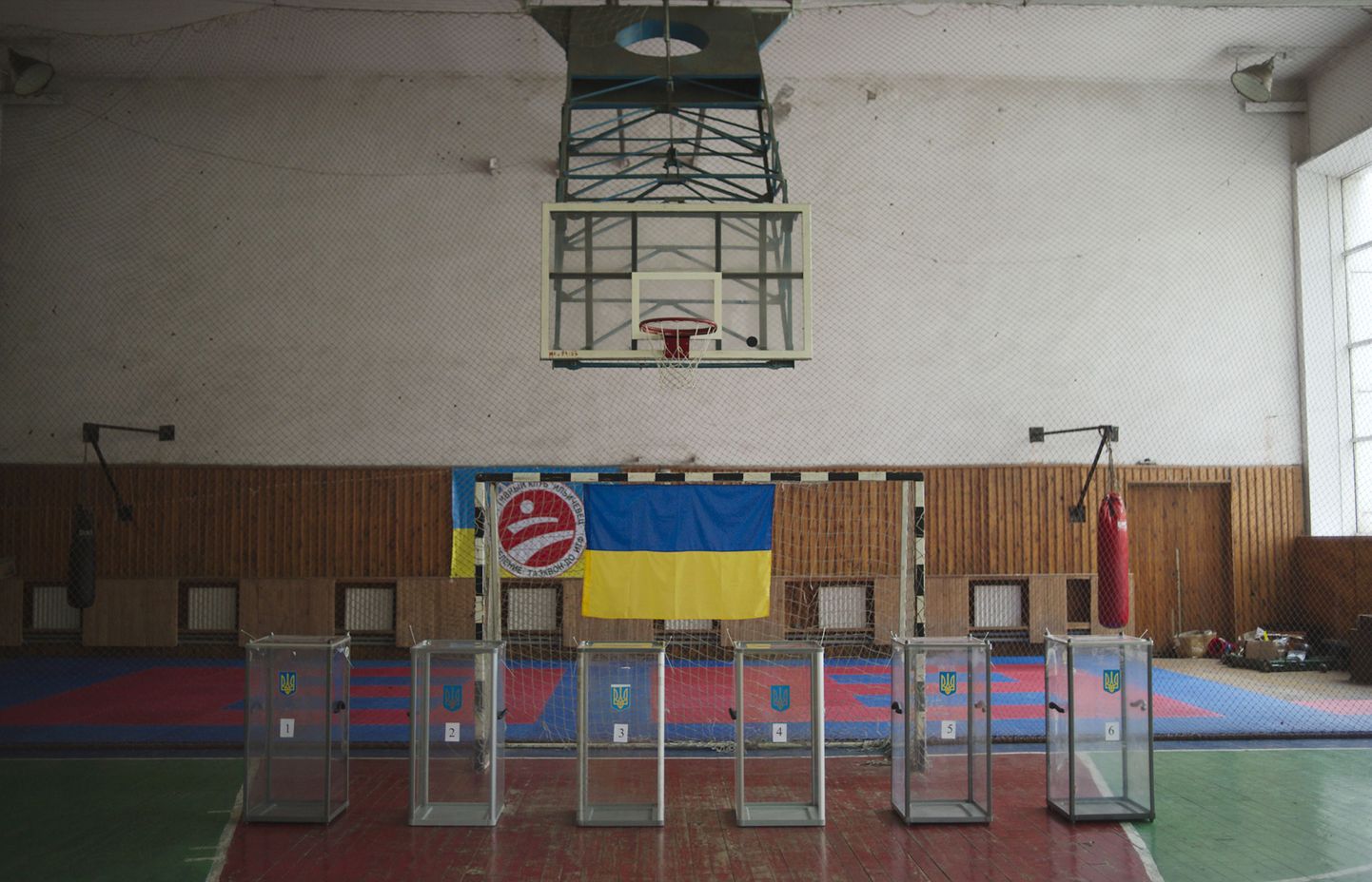 Tühjaks jäänud valimiskastid eile Mariupolis.