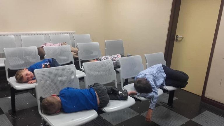 Lapsed politseijaoskonnas magamas.