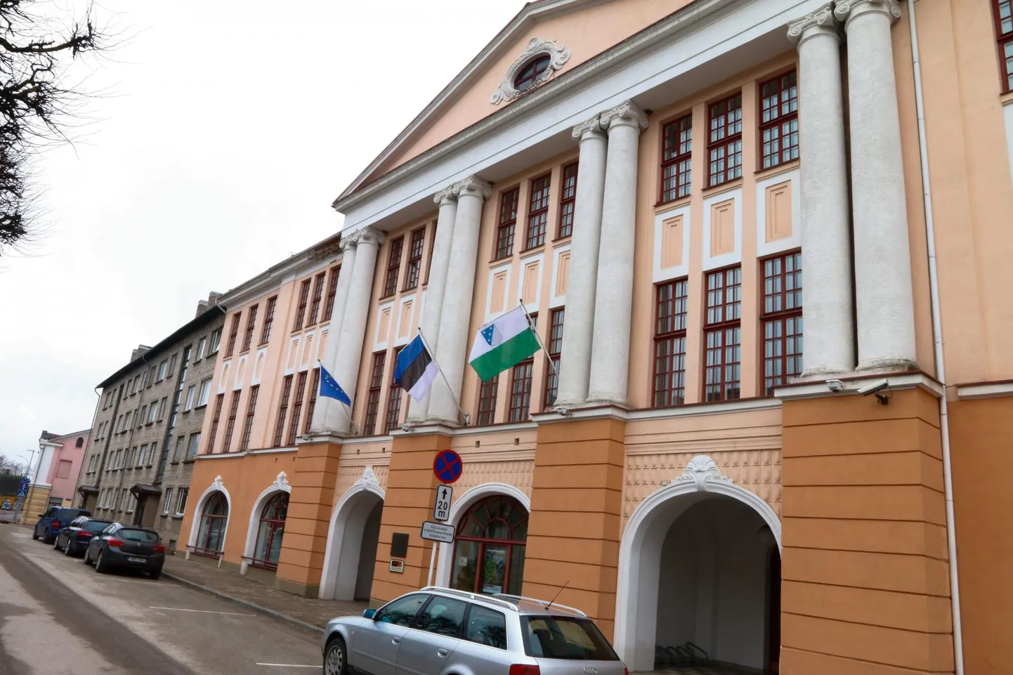 Aastaid juhiti Valgamaa elu kunagisest kaubamajast maavalitsuse majaks saanud hoonest Kesk tänaval.