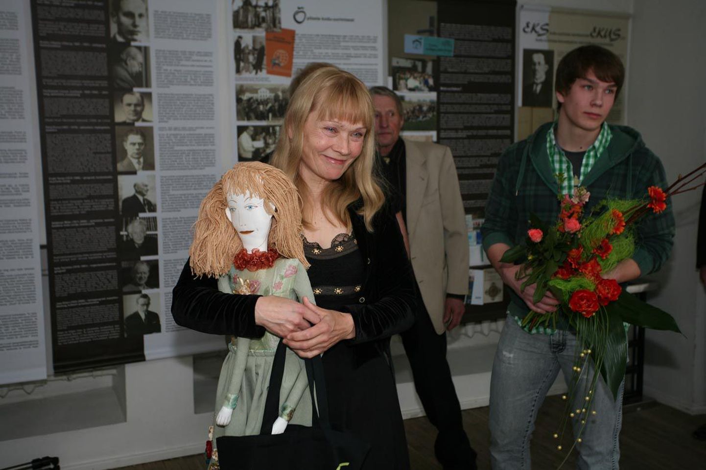 Järvamaa aasta ema tiitliga kaasnes ka kingitus: kunstnik Resa Tiitsmaa valmistatud nukk Lillehaldjas, mis pidi saama sama ilus, nooruslik ja rõõmsameelne nagu Aile Pent ise.