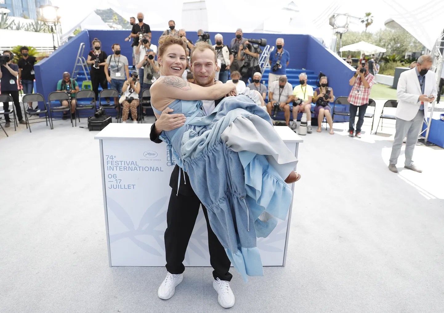 «Kupee nr 6» peaosatäitjad Seidi Haarla ja Juri Borissov Cannes'i filmifestivalil, kus film võitis grand prix' auhinna.