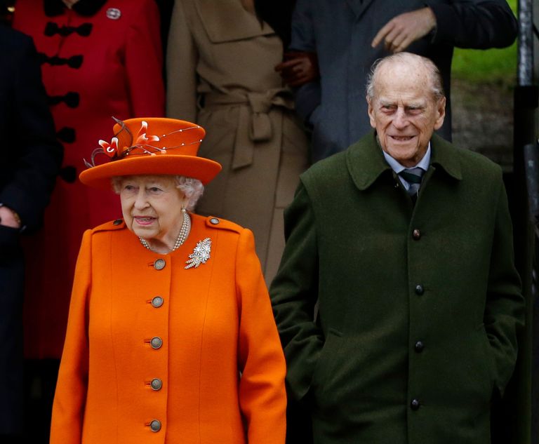 Kuninganna Elizabeth ja prints Philip 25. detsembril 2017. aastal peale Sandringhami kirikus toimunud jõulujumalateenistust autot ootamas.