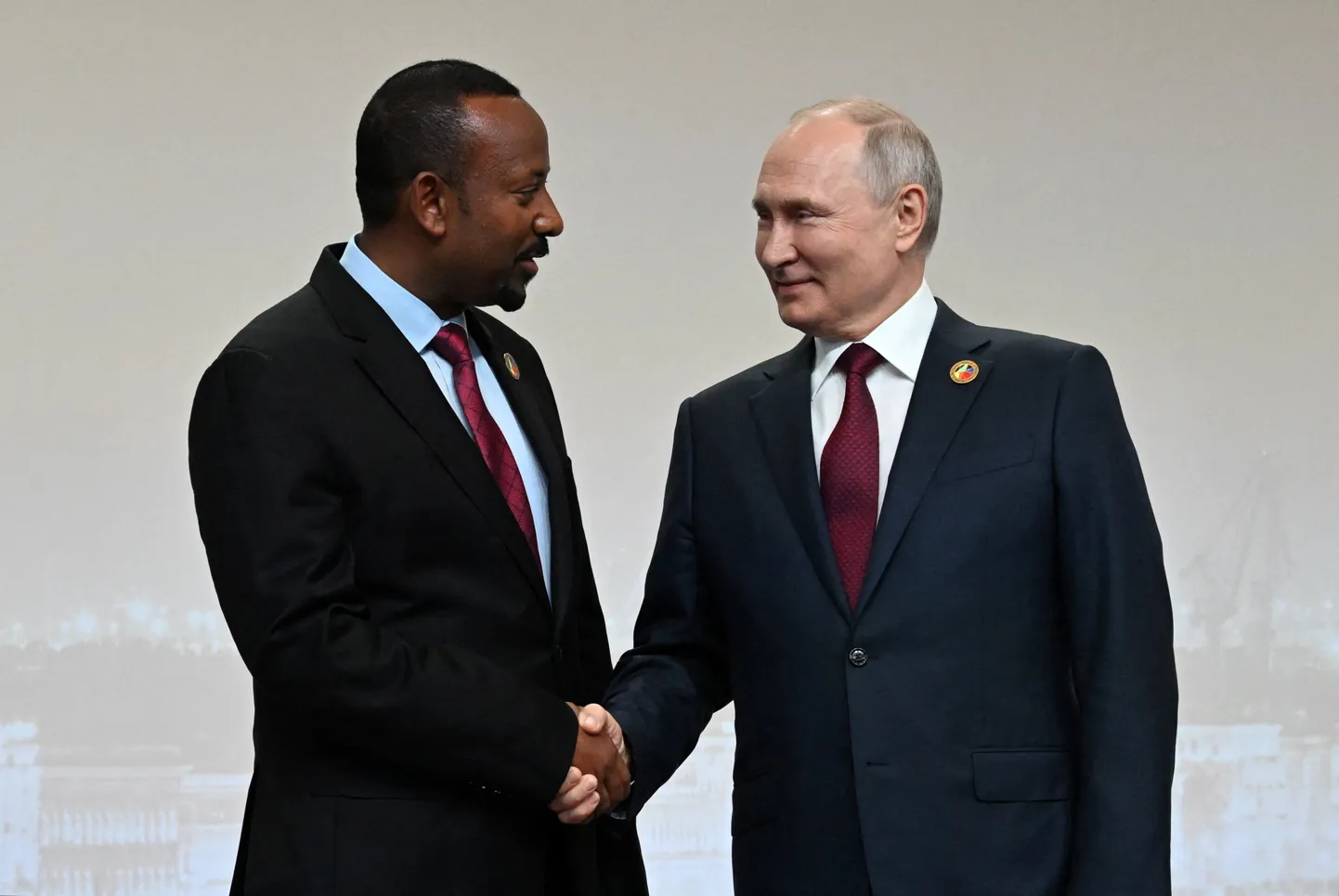 Vladimir Putin kätlemas Etioopia peaministri Abiy Ahmed Aliga Venemaa-Aafrika kohtumisel Peterburis