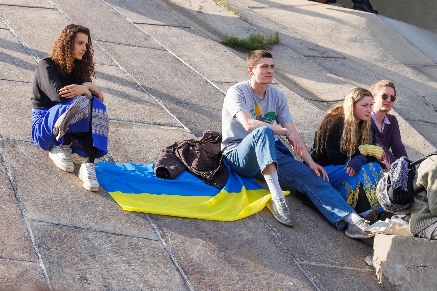 Noored Ukraina lipuga. Pilt on illustreeriv.