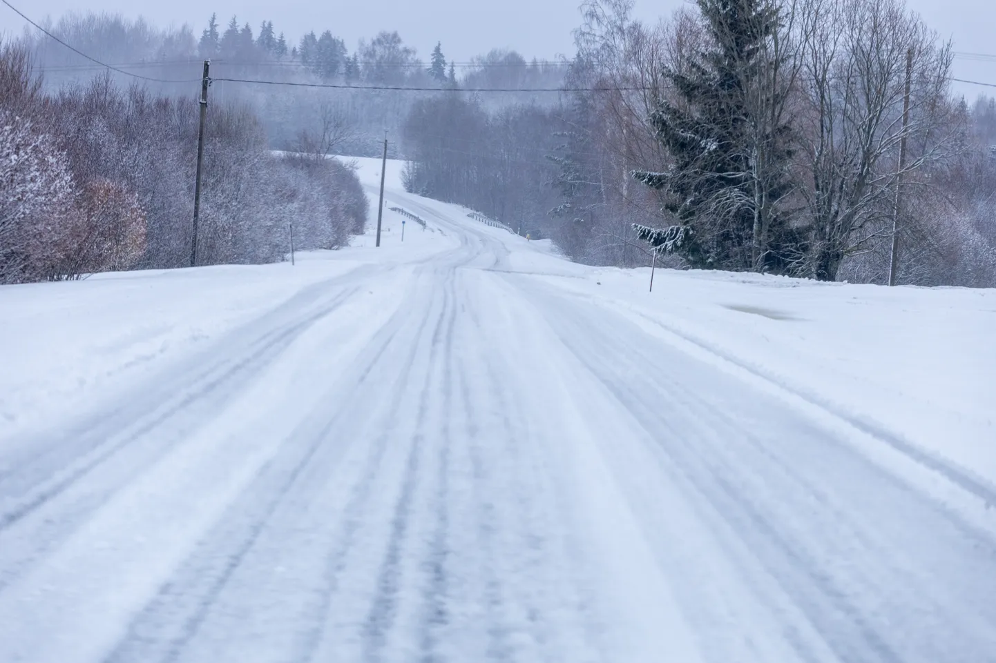Kuna teed võivad muutuda libedaks, tasub liikluses aega varuda.