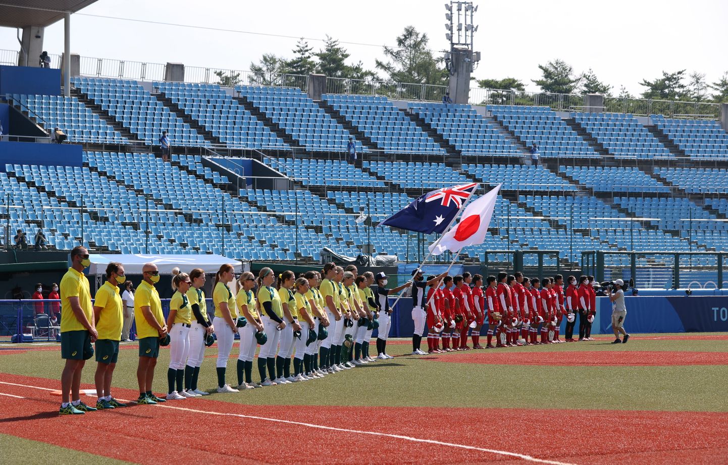 Сборные Японии и Австралии уже провели матч по мужскому софтболу.