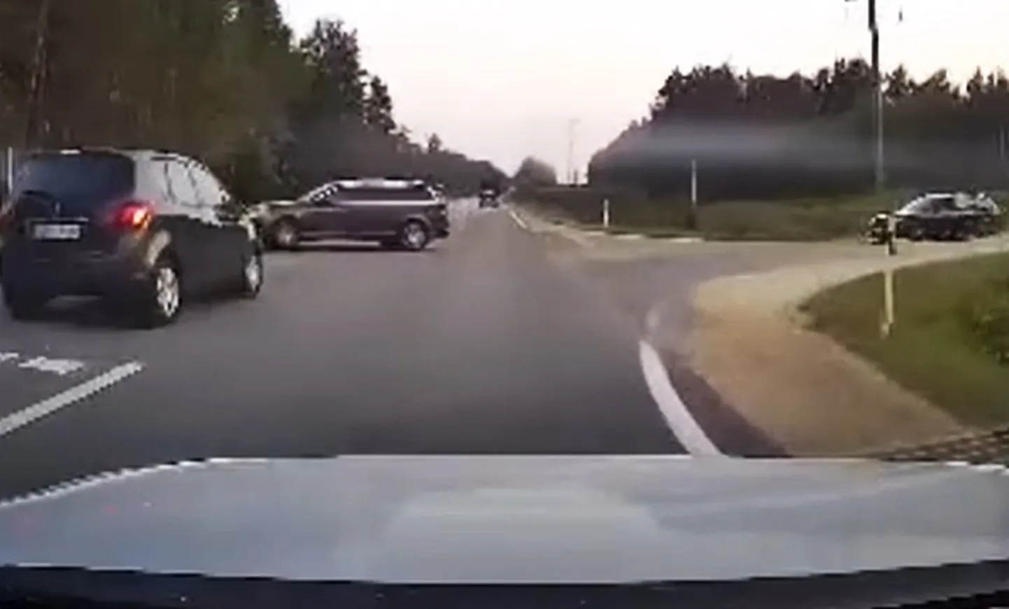 Под Саласпилсом два автомобиля едва избежали серьезной аварии