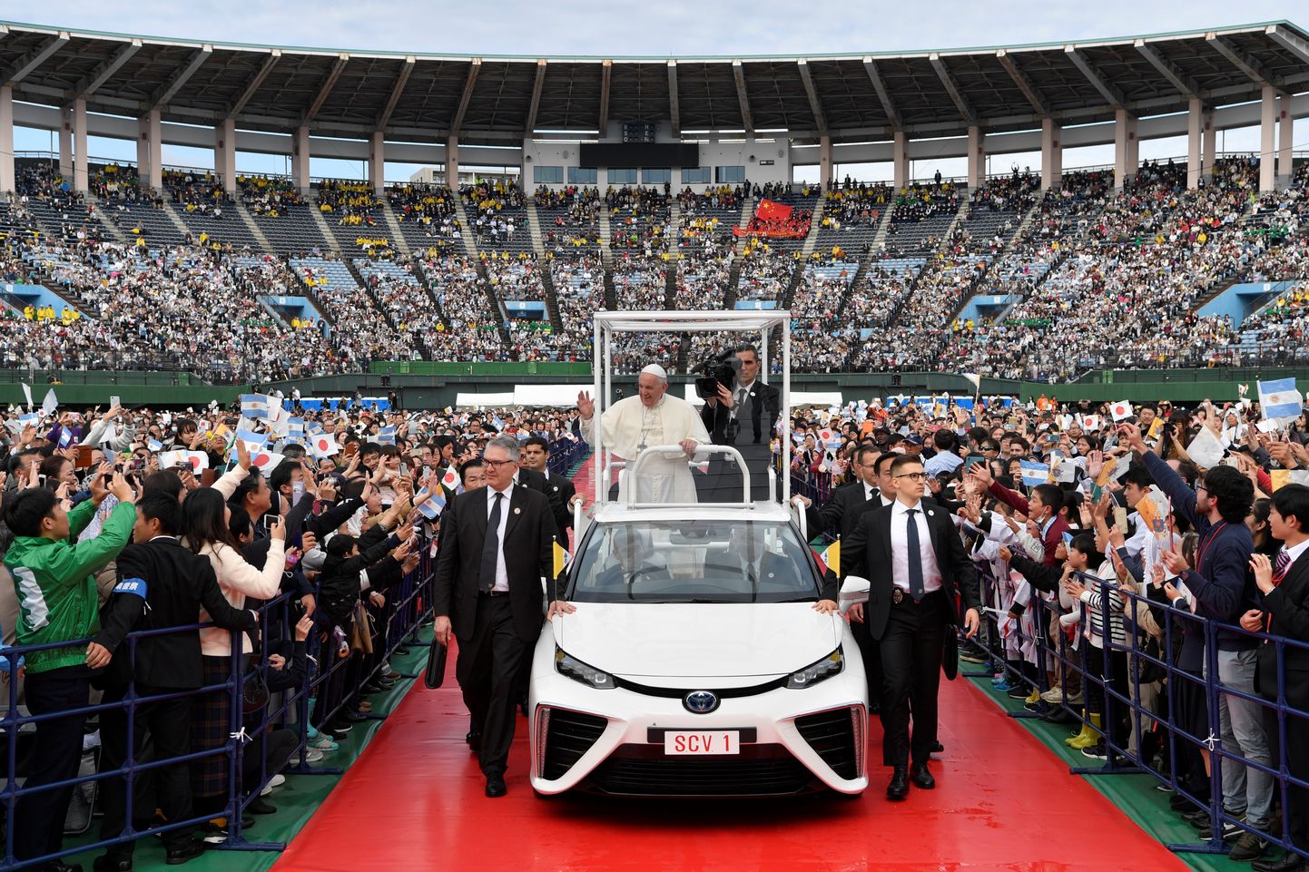 Paavst Franciscus saabub Jaapanis Nagasaki pesapalliväljakule missat läbi viima 24. novembril 2019.