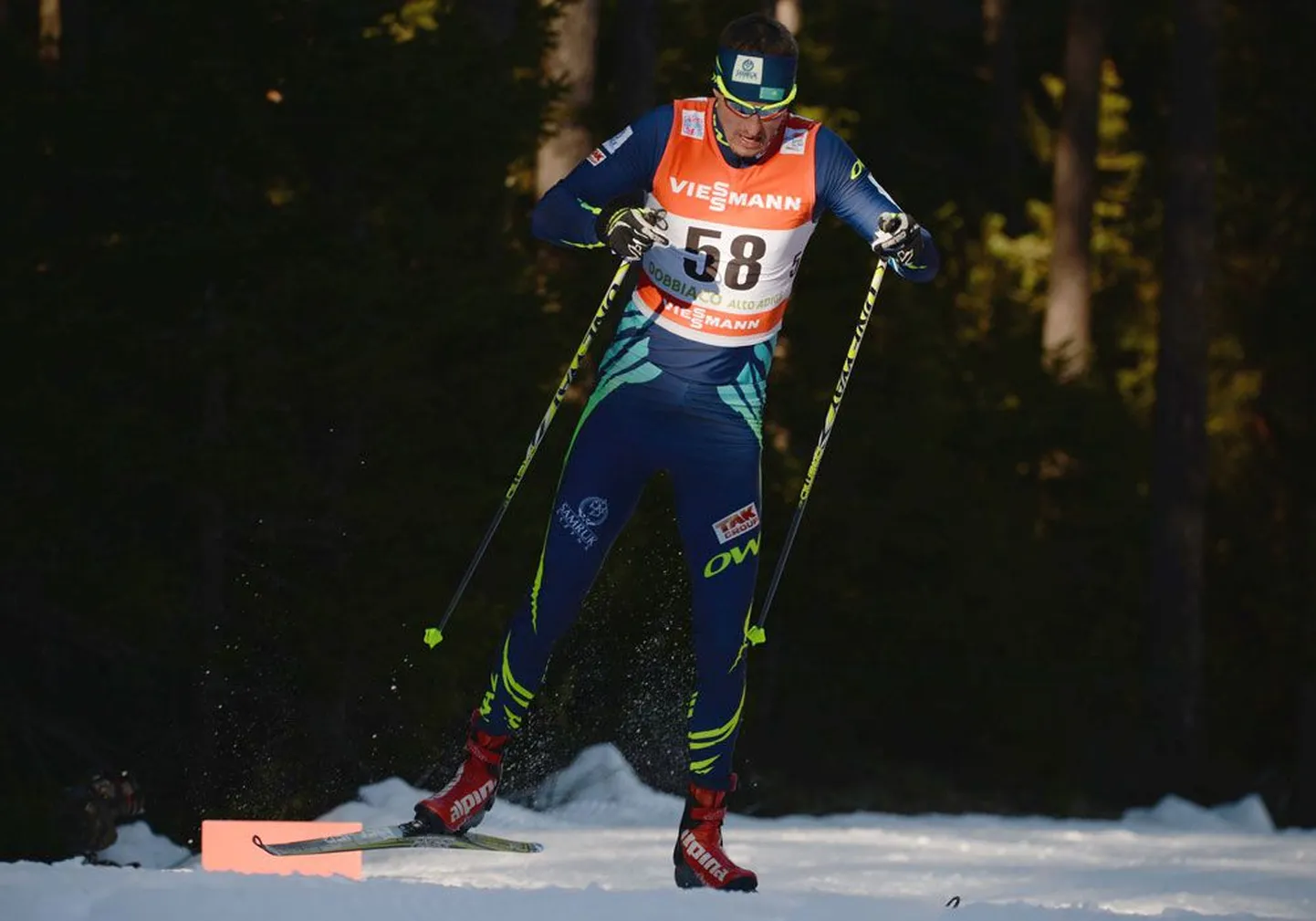 Казахстанский лыжник Алексей Полторанин официально бежит классическим стилем, но внешне это больше напоминает коньковый ход.
