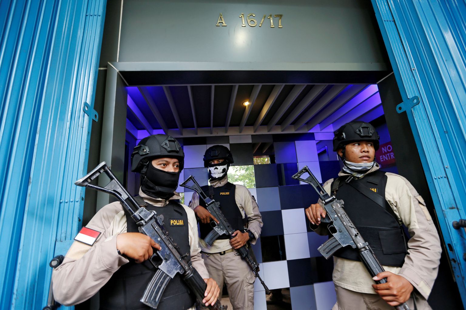 Автоматы и броенжилеты входят в стандартное оснащение бойцов отряда специального назначения полиции Индонезии.
