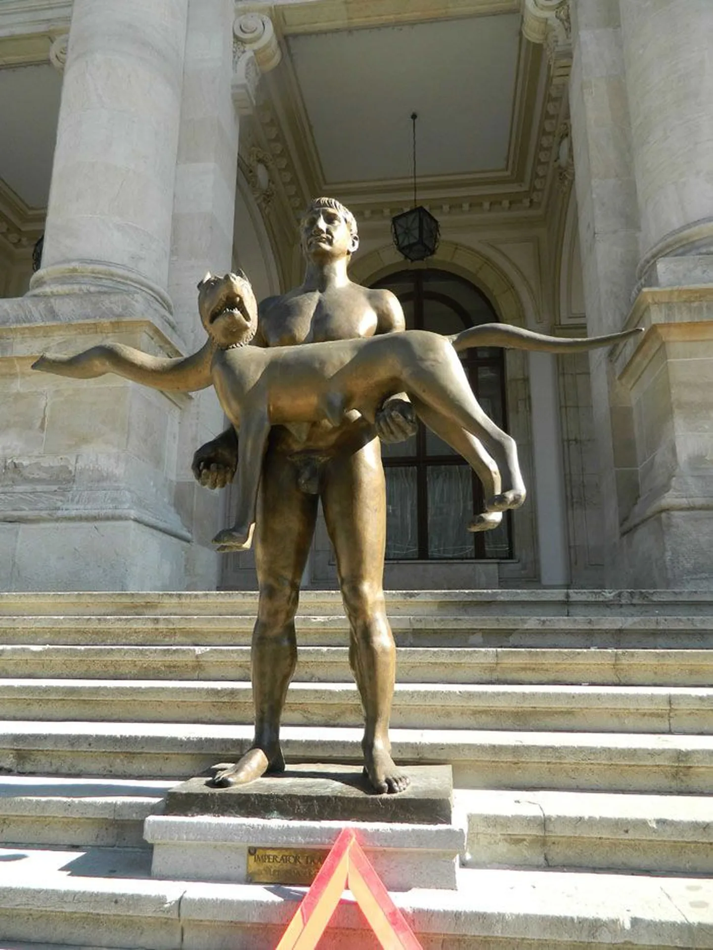 «Imperaator Traianus ja emahunt» oma täies ilus Rumeenia ajaloomuuseumi trepil.