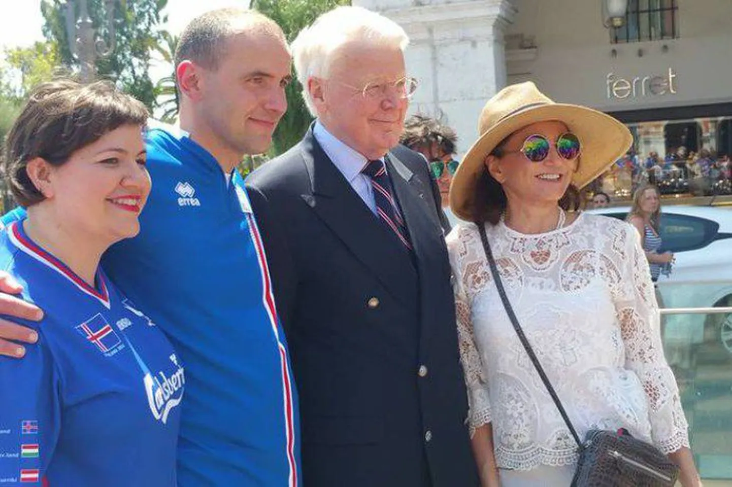 Pildil on Islandi vastvalitud (jalgpallisärgis) ja võimulolev president abikaasadega. Vasakult paremale: Eliza Reid, Guðni Th. Jóhannesson, Ólafur Ragnar Grímsson ja Dorrit Moussaieff.